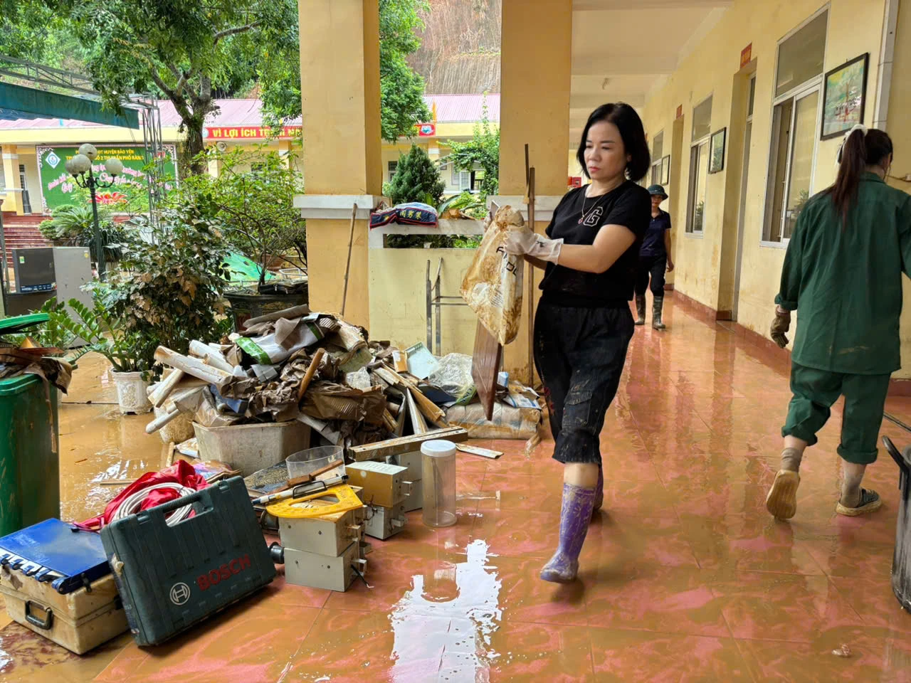 Cán bộ giáo viên trường THCS số 2 nỗ lực khắc phục hậu quả.jpg