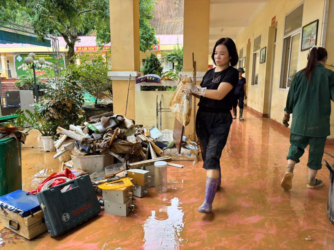 Cán bộ giáo viên trường THCS số 2 nỗ lực khắc phục hậu quả.jpg