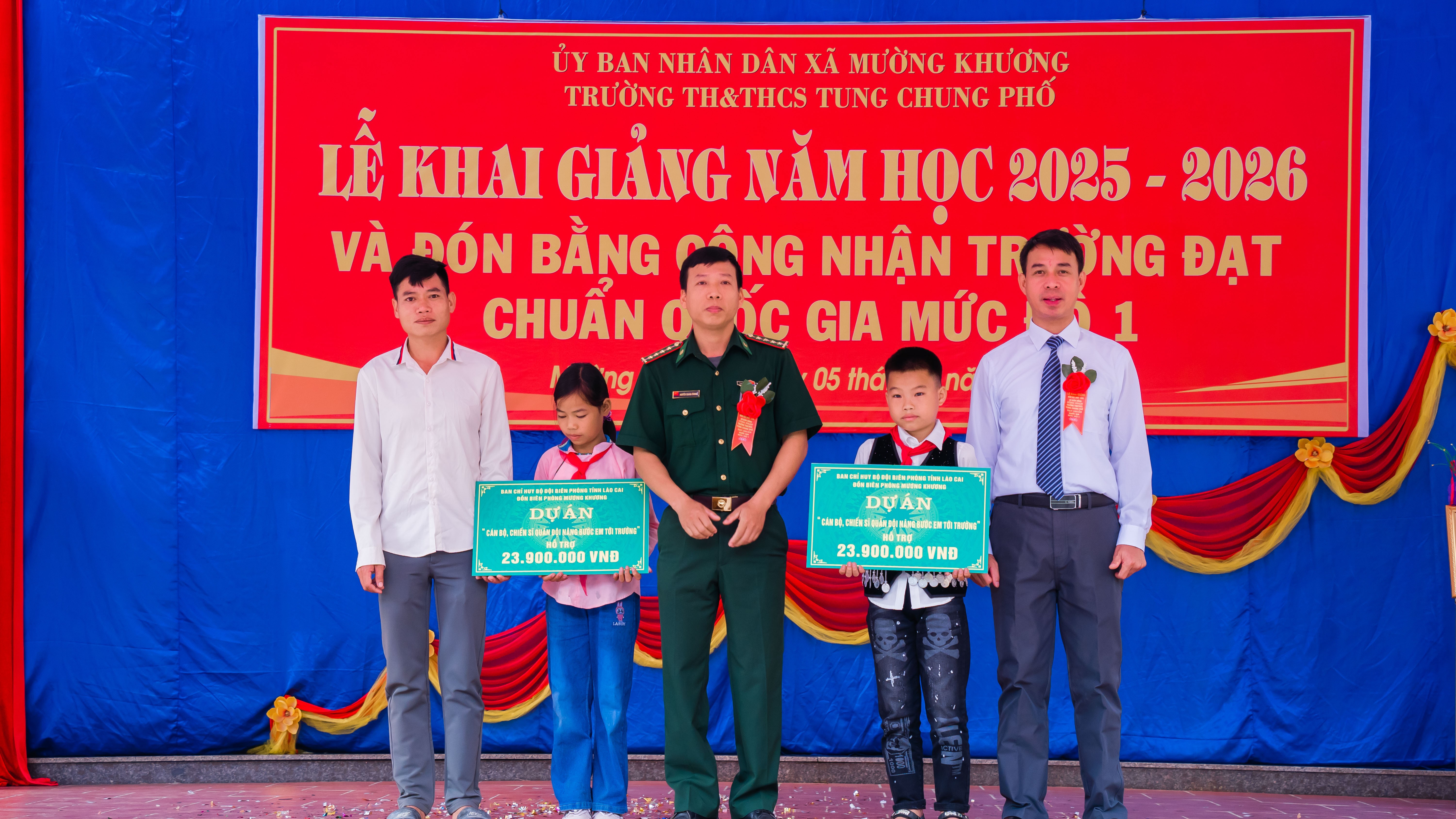 Trao học bổng cho học sinh có hoàn cảnh khó khăn.