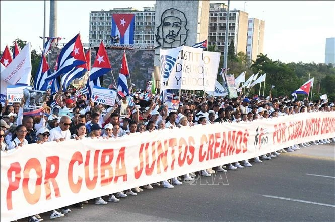 Đoàn diễu hành với biểu ngữ “Vì Cuba, chúng ta cùng nhau sáng tạo”.