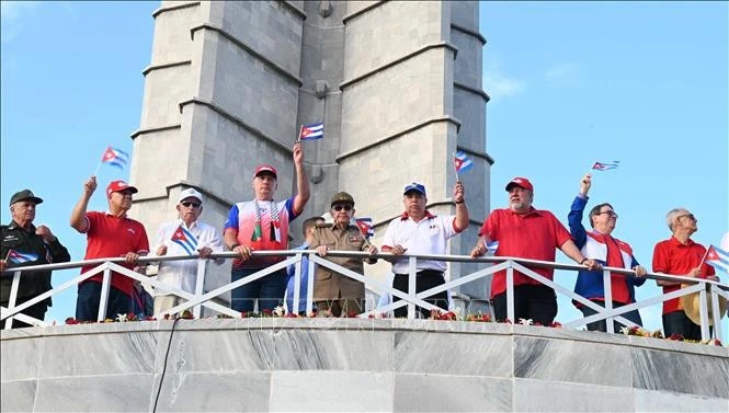 Đại tướng Raúl Castro Ruz (giữa) và Bí thư thứ nhất Ban Chấp hành Trung ương Đảng Cộng sản, Chủ tịch nước Cuba, Miguel Díaz-Canel Bermúde (thứ 4 từ trái sang) và Thủ tướng Cuba Manuel Marrero Cruz (thứ 3 từ phải sang) cùng nhiều quan chức cấp cao của Đảng và Nhà nước Cuba tại lễ diễu hành.