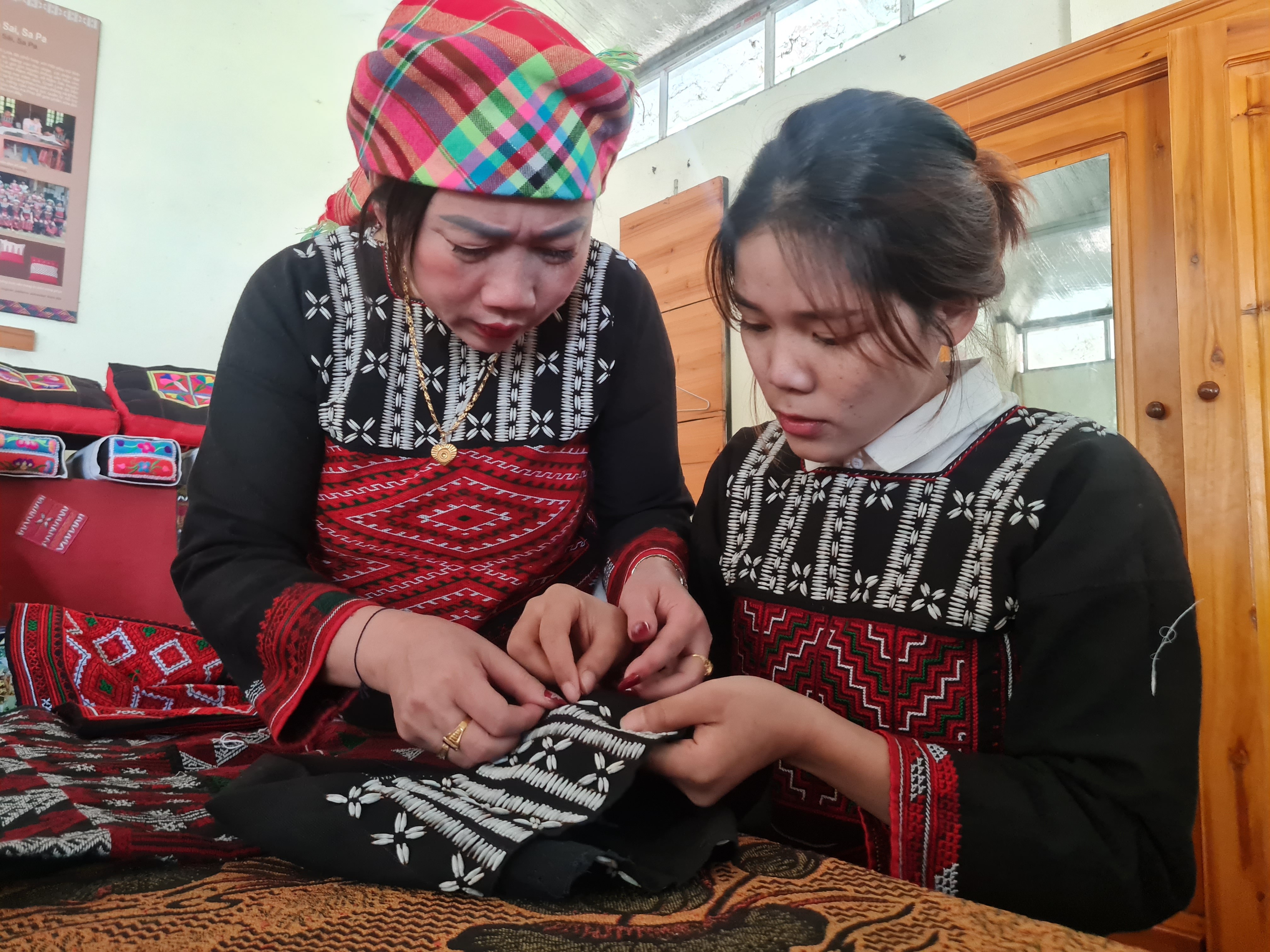 Trong gia đình người Xá Phó, phụ nữ đều dạy con mình kỹ thuật đính hạt cườm tạo hoa văn trên vải để may trang phục truyền thống. 20240202-090443.jpg