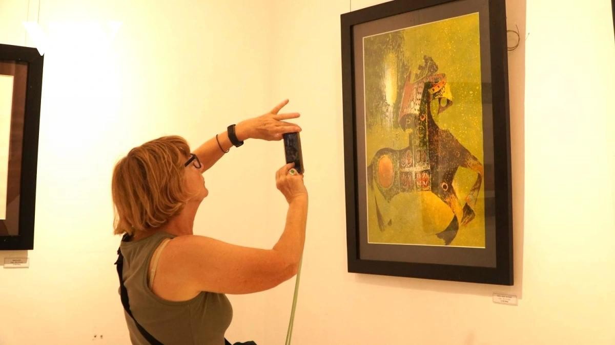 Du khách nước ngoài tham quan triển lãm