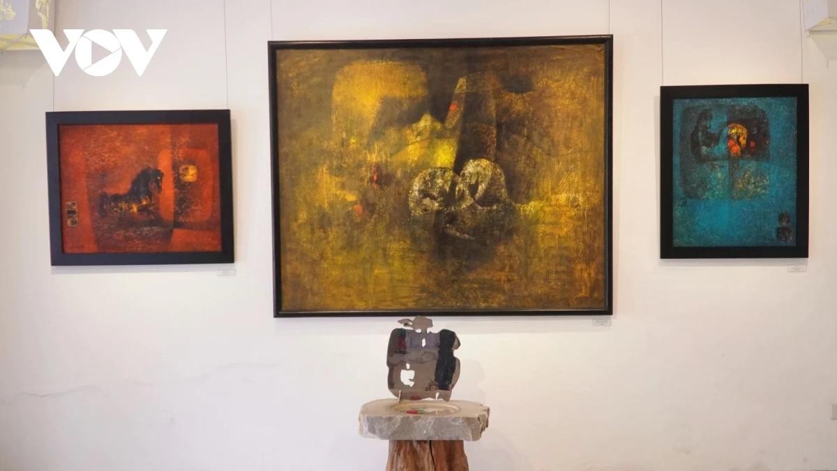 Triển lãm giới thiệu 34 tác phẩm mỹ thuật với nhiều chất liệu đến công chúng.
