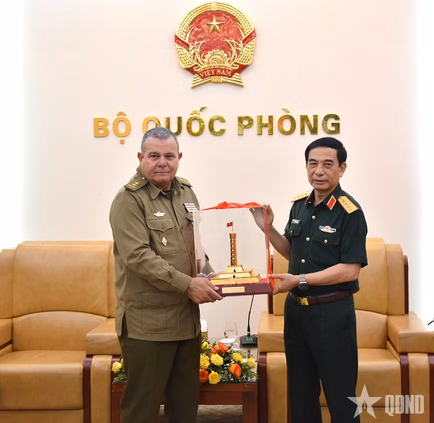 Đại tướng Phan Văn Giang trao quà lưu niệm tặng Trung tướng Víctor Leonardo Rojo Ramos.