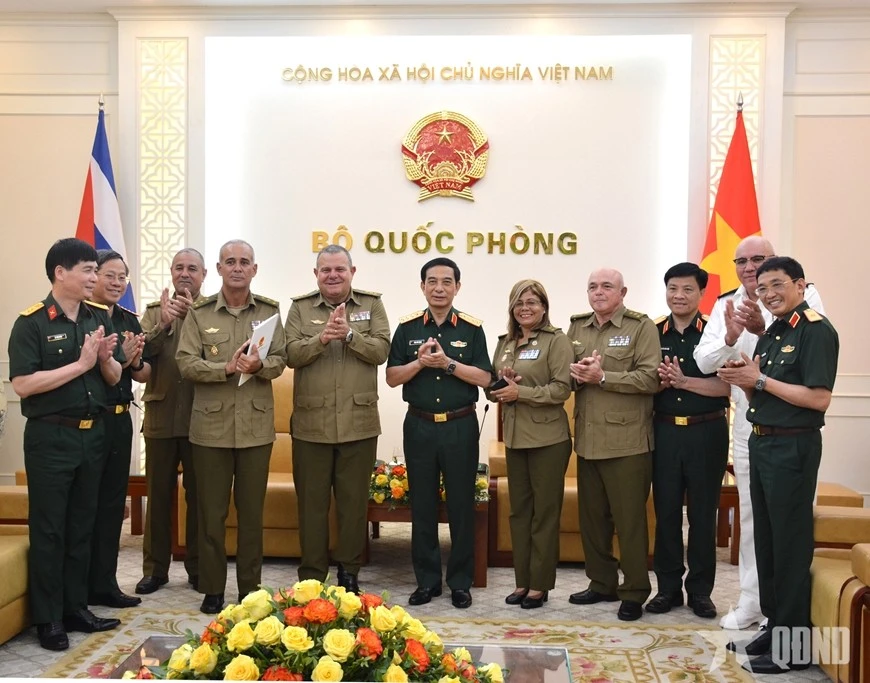 Đại tướng Phan Văn Giang, Trung tướng Víctor Leonardo Rojo Ramos và các đại biểu tại cuộc tiếp.