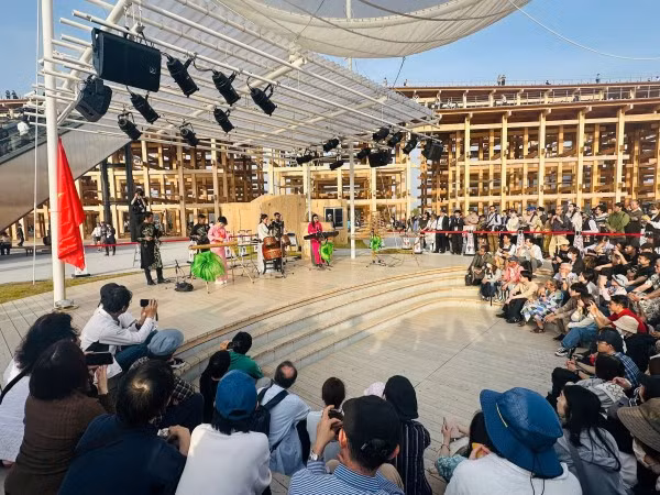 Chương trình nghệ thuật “Vẻ đẹp Việt Nam” thu hút đông đảo du khách Nhật Bản và quốc tế đến EXPO 2025.