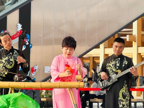 Nghệ sĩ Việt Nam biểu diễn tại EXPO 2025.