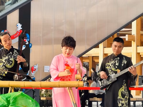 Nghệ sĩ Việt Nam biểu diễn tại EXPO 2025.