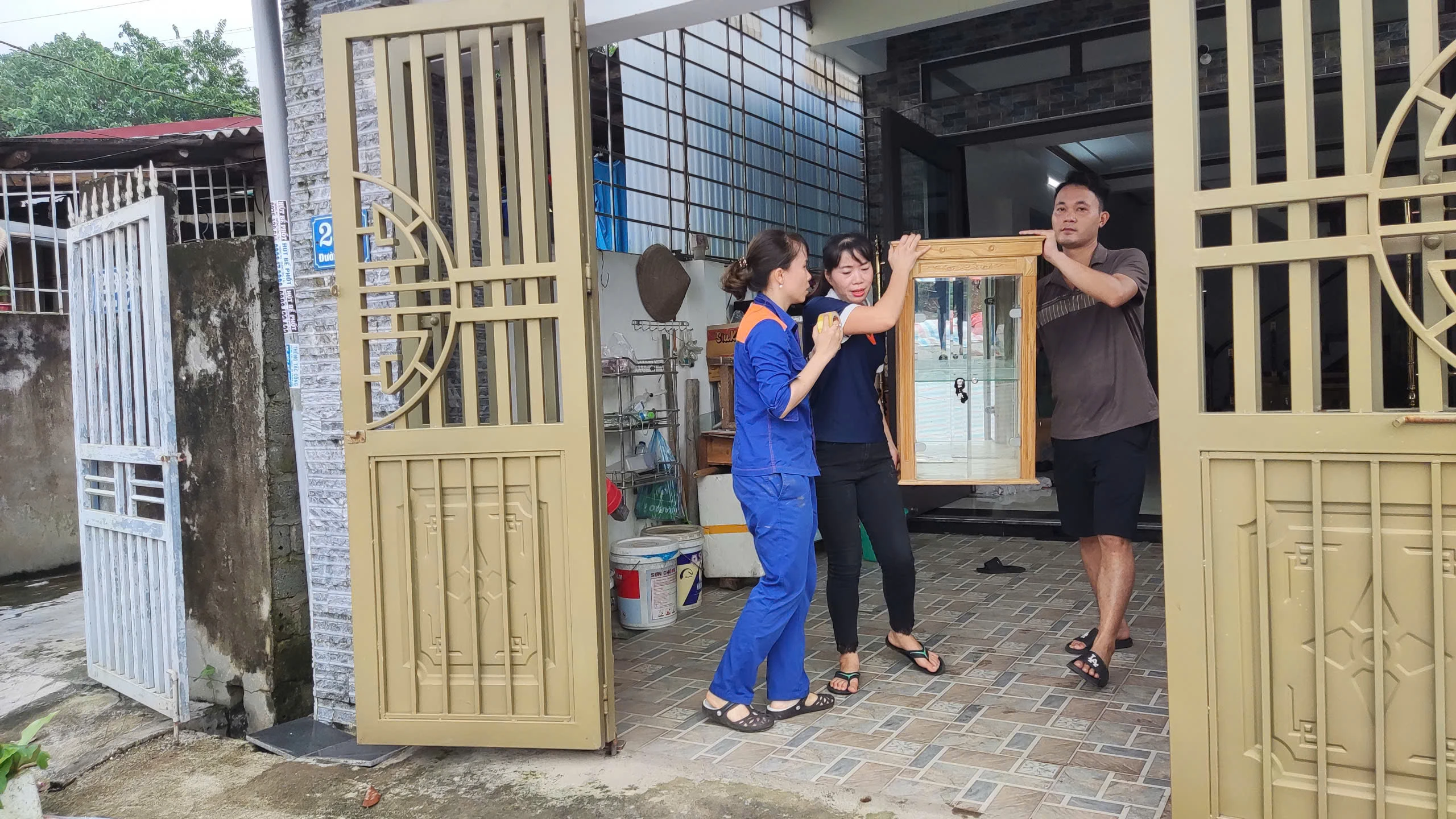 Các lực lượng giúp dân di chuyển đồ đạc.