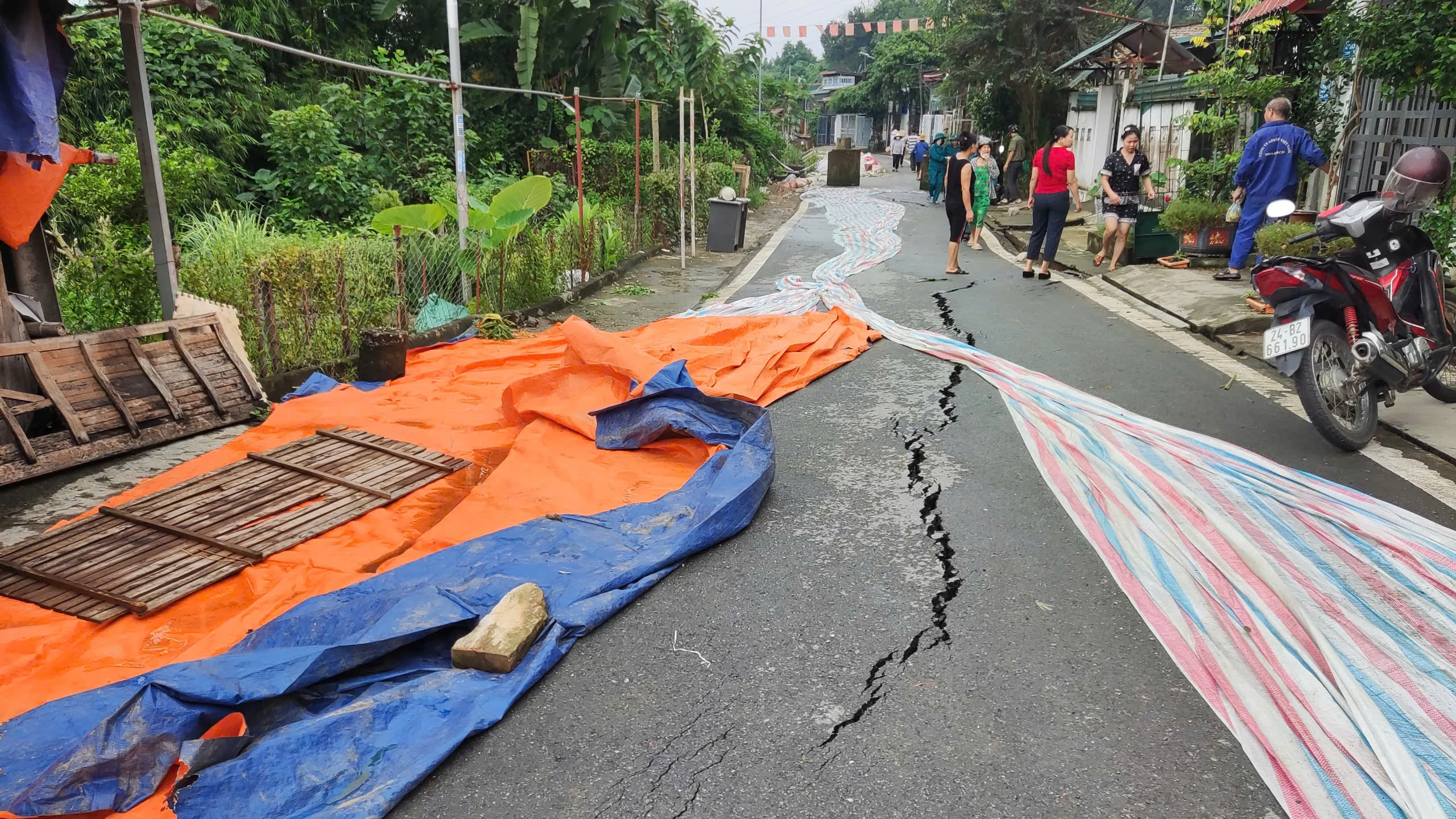 Vết nứt tại tim đường 23/9.