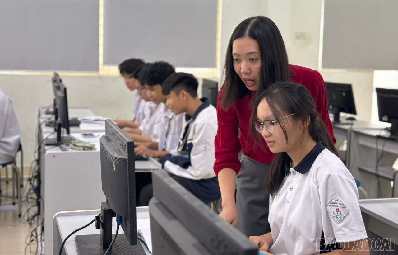 Giờ thực hành Tin học của cô và trò Trường THPT Chuyên Nguyễn Tất Thành. baolaocai-br_c5a0e97cee8d63d33a9c.jpg