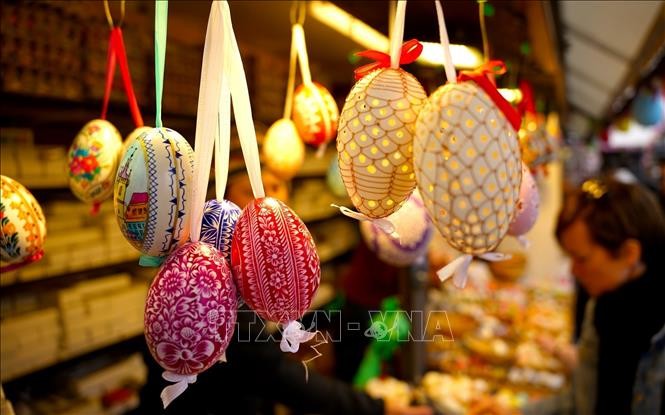 Trứng Phục sinh được bày bán tại chợ Phục sinh ở Praha, CH Séc. puhc-sinh-200425-10.jpg