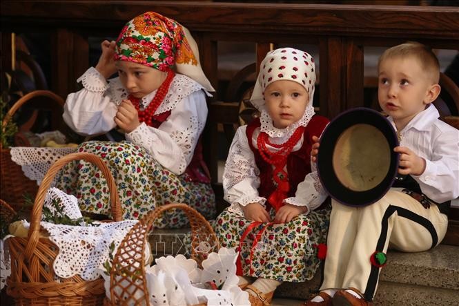 Các em nhỏ tham gia sự kiện Thứ Bảy Tuần Thánh (Đêm Phục sinh) tại làng Bialy Dunajec, Ba Lan. puhc-sinh-200425-3.jpg