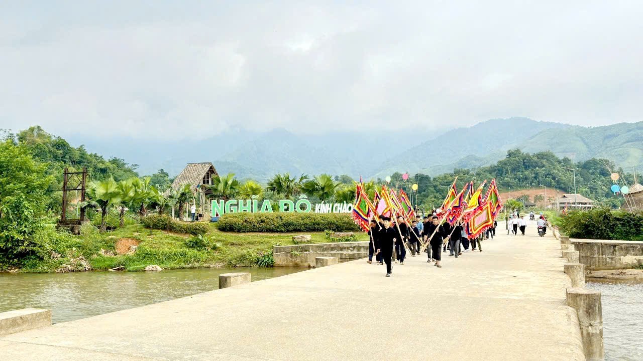Nghi lễ rước kiệu trong Lễ hội đền Nghĩa Đô. z6979481390634-6fb6f3479c0678b9c812007015f78e75.jpg