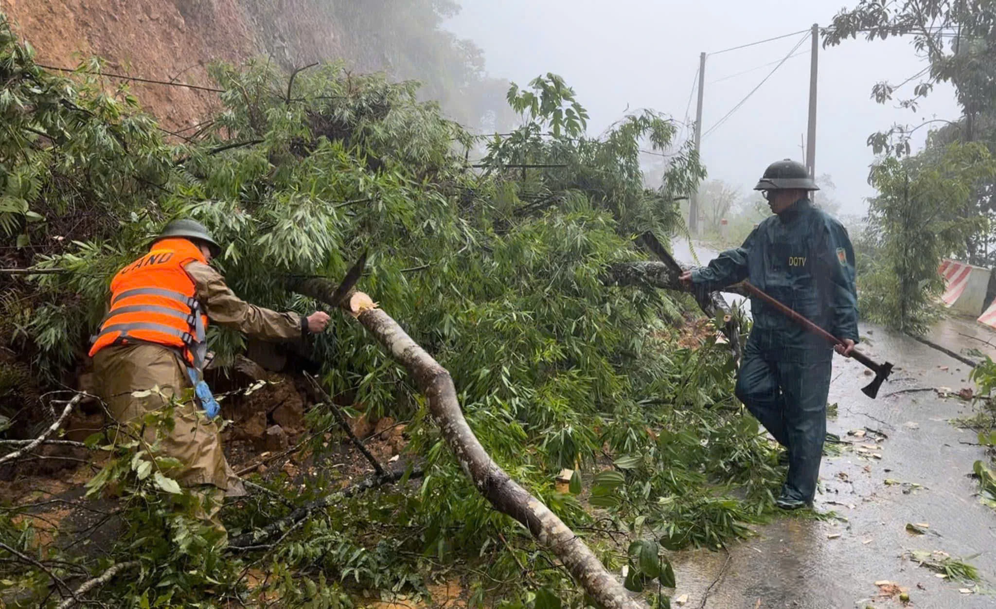 Lực lượng Công an huyện Bát Xát mở đường vào nơi bị cô lập.jpg