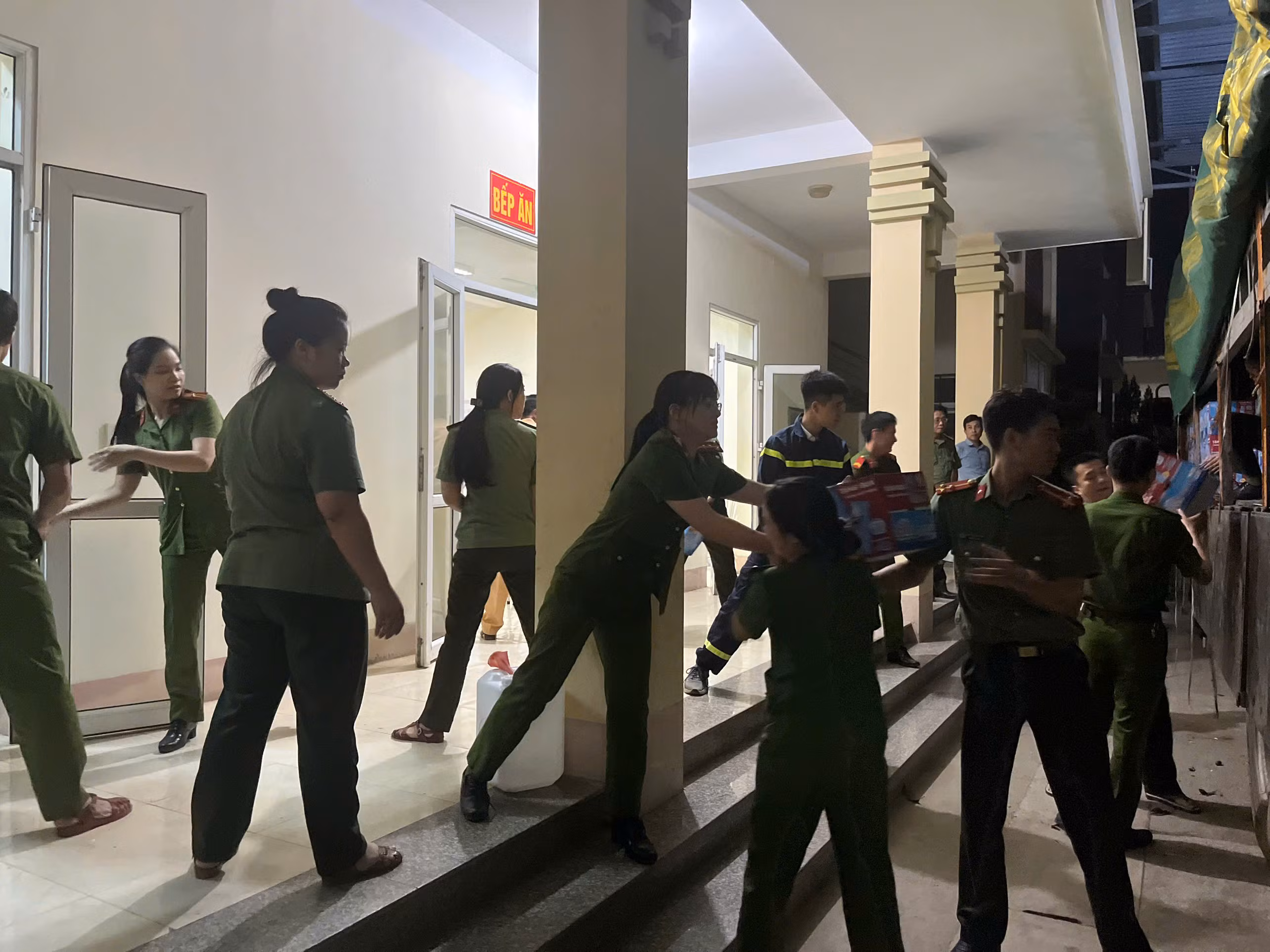 Lực lượng hậu cần cùng công an cơ sở làm viẹc xuyên ngày đêm tiếp tế lương thực cho người dân.jpg