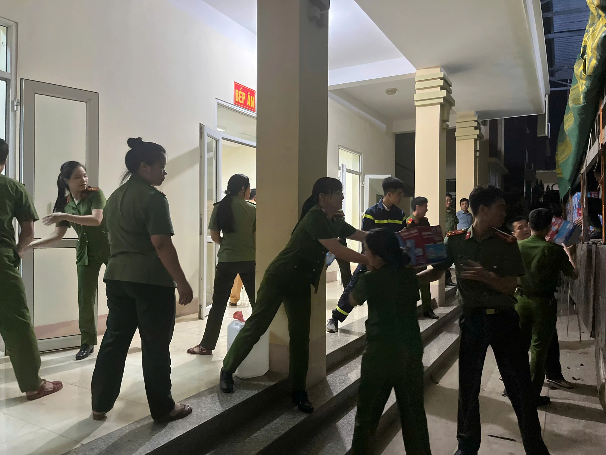 Lực lượng hậu cần cùng công an cơ sở làm viẹc xuyên ngày đêm tiếp tế lương thực cho người dân.jpg