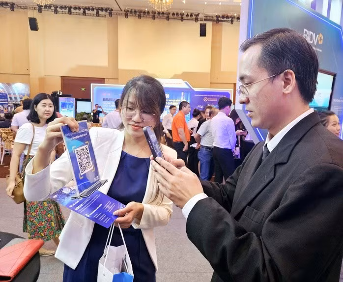 Từ ngày 1/4, người dân bắt buộc dùng tên thật tài khoản ngân hàng.