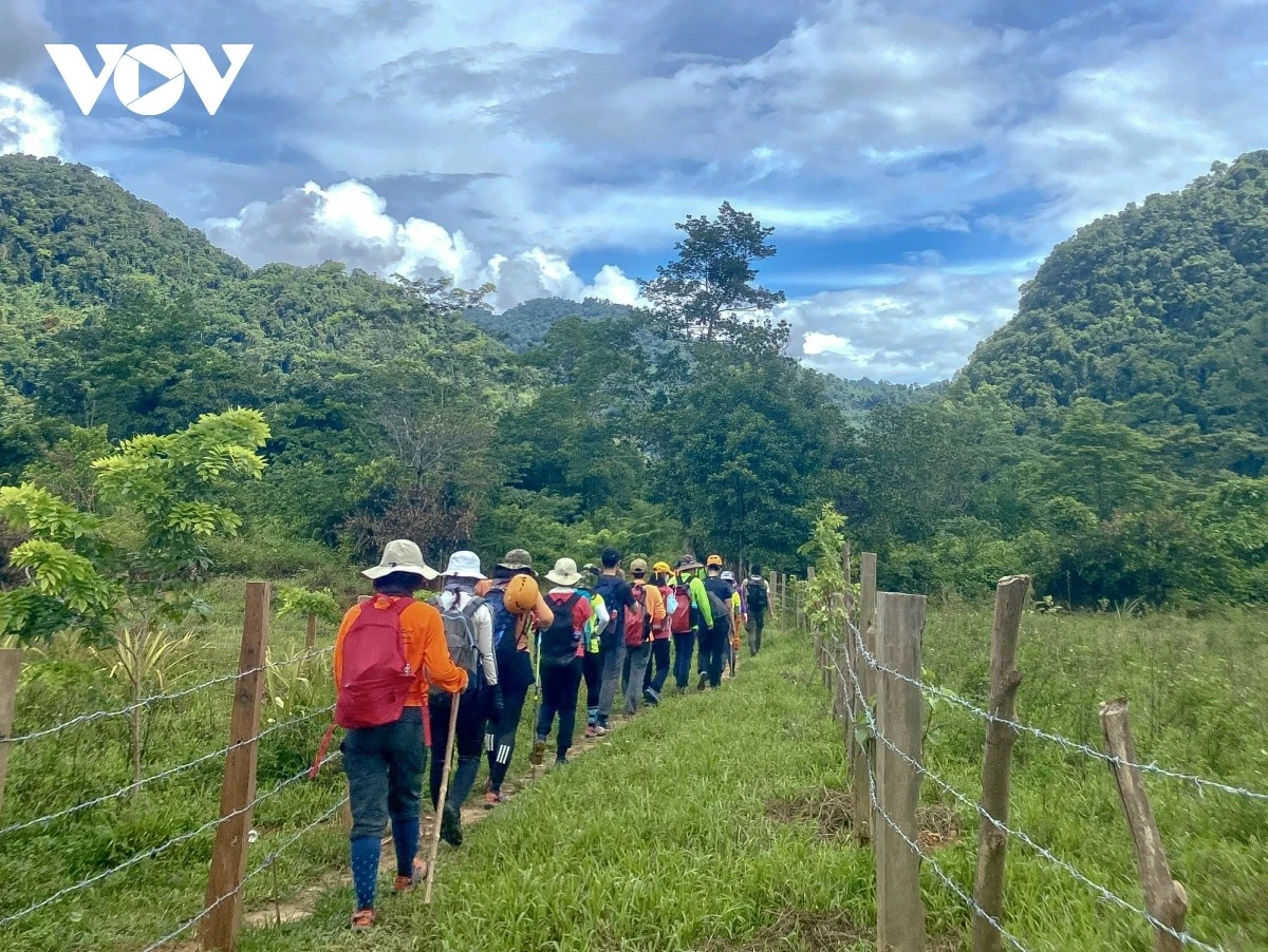 Du khách tham gia tour đi bộ đường dài và khám phá hang động tại Vườn quốc gia Phong Nha - Kẻ Bàng