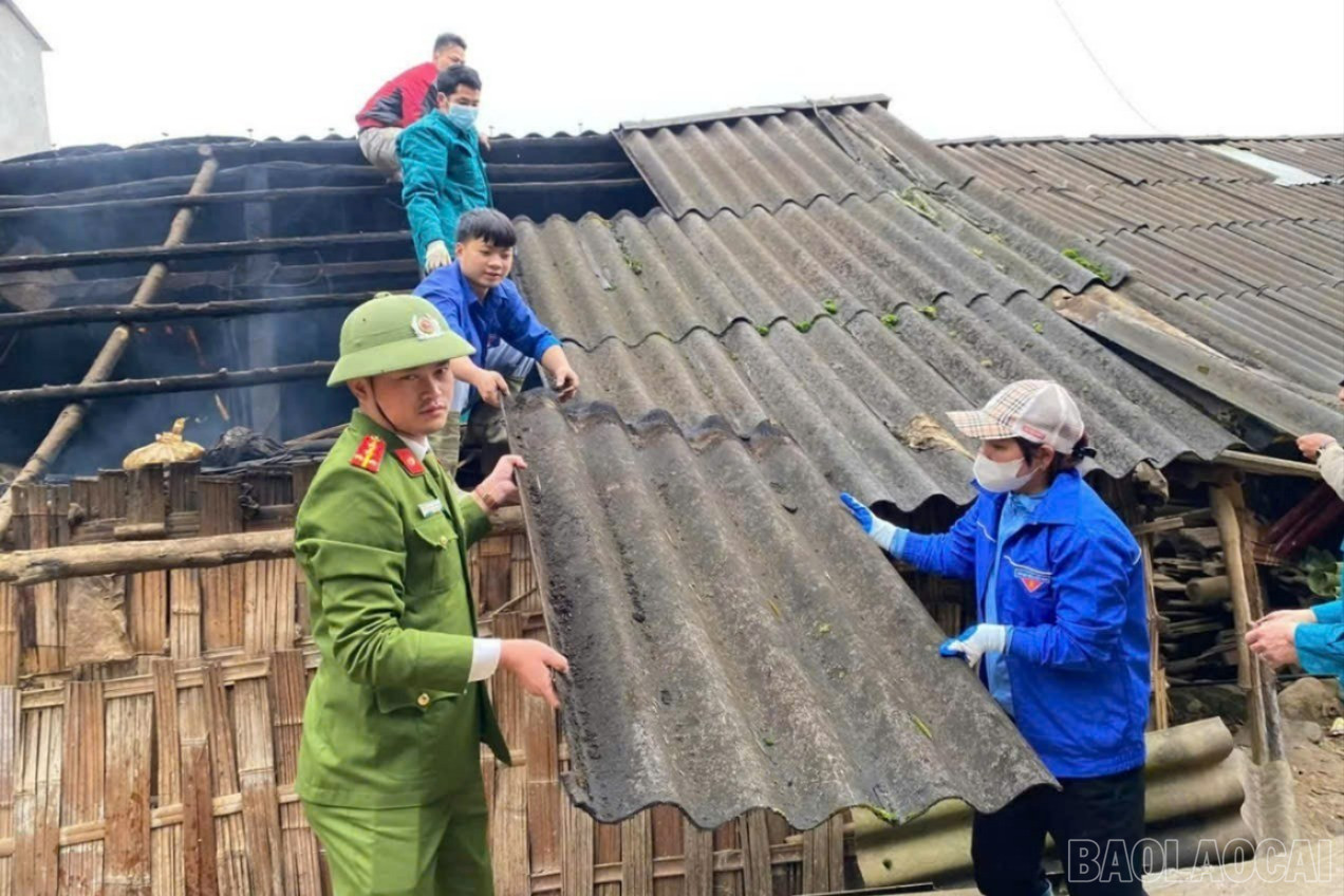 baolaocai-br_br-cong-an-xa-muong-hum-ho-tro-sua-nha-cho-ho-ngheo-nguoi-cao-tuoi-neo-don-bi-thiet-hai-do-mua-lu.jpg
