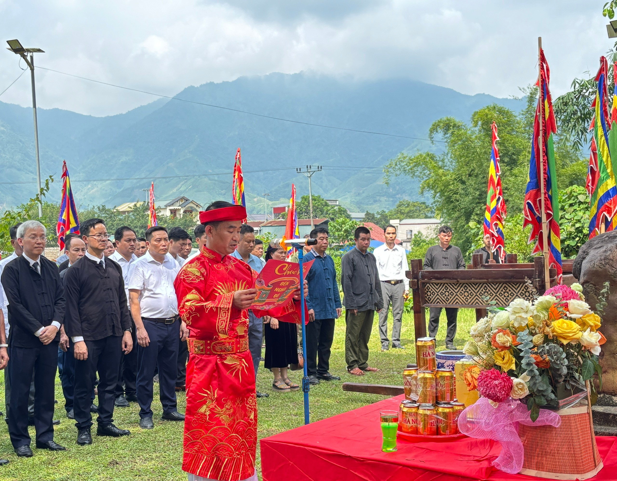 Thực hiện nghi lễ dâng hương tại Lễ hội đền Nghĩa Đô năm 2025. z6979007468659-b5e994092ea17bb3131bc7bf6587a818.jpg