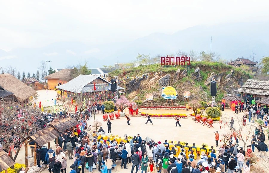 Các lễ hội truyền thống tại thị xã Sa Pa (tỉnh Lào Cai) luôn thu hút du khách.