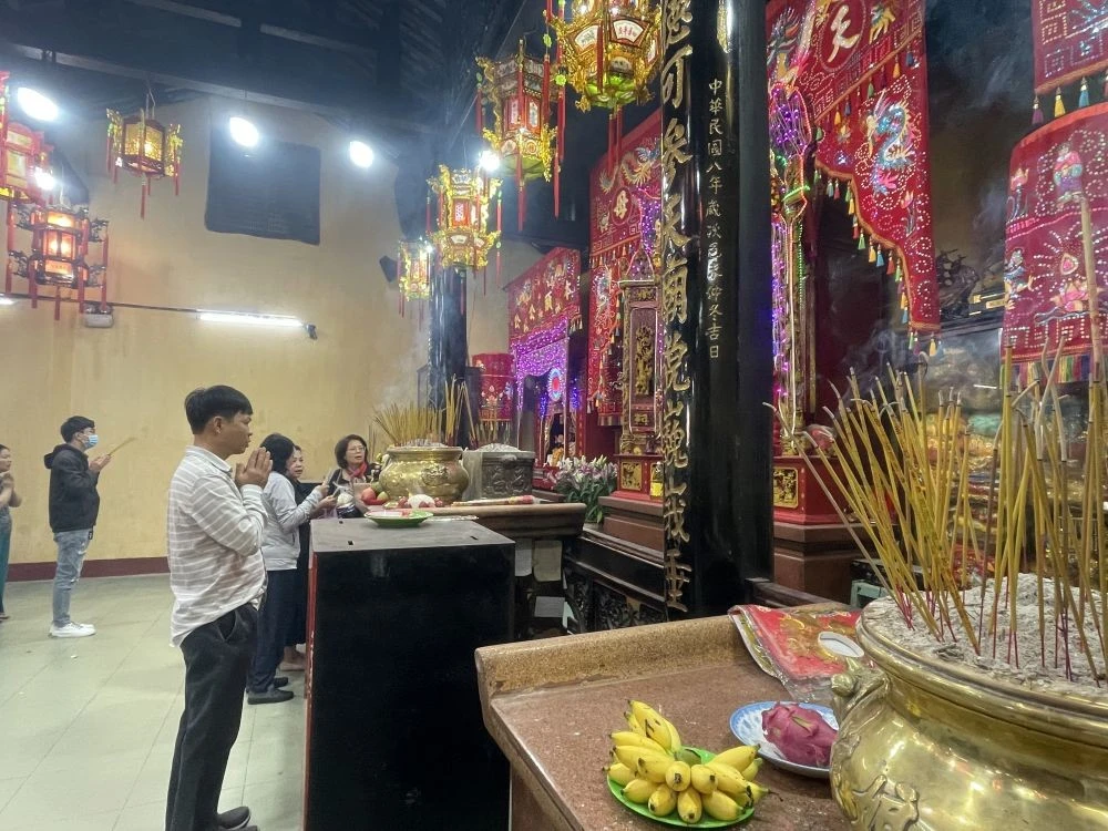 Du khách đến viếng tại miếu Bà Thiên Hậu phường Phú Cường