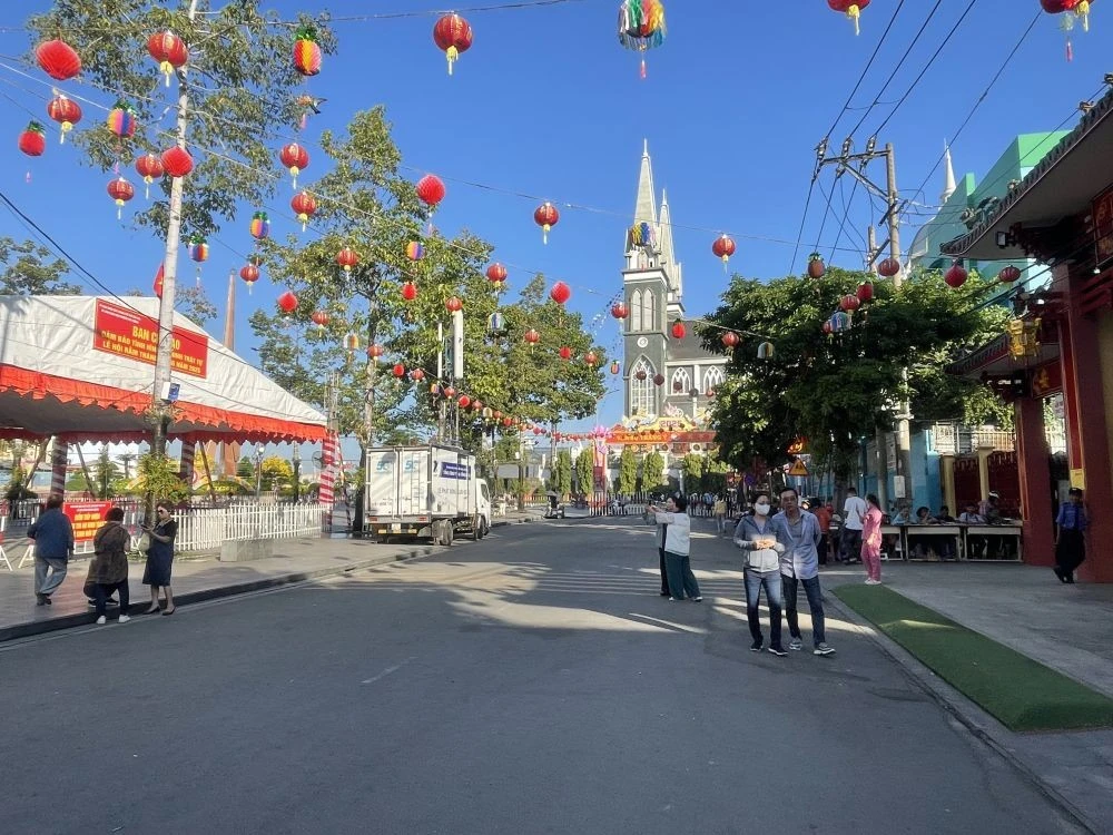 Du khách hành hương tại miếu Bà Thiên Hậu, phường Phú Cường