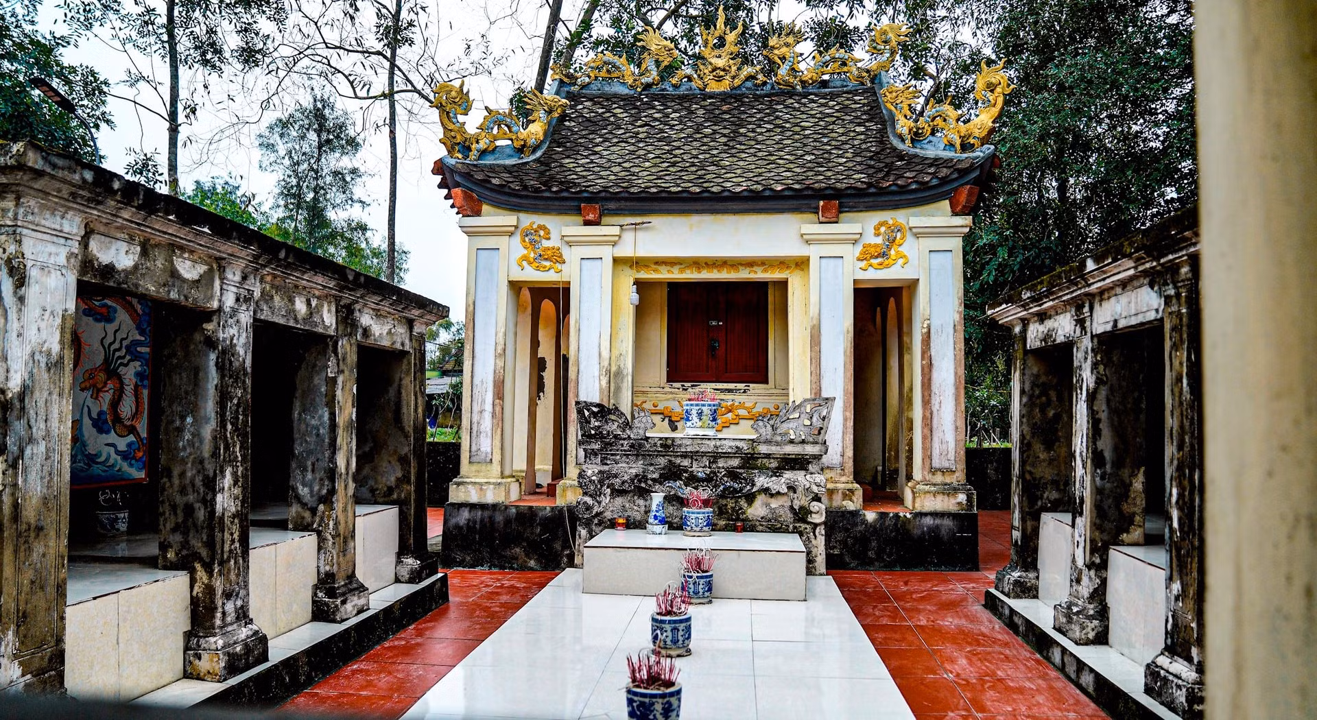 Đền Kinh Hạ sở hữu kiến trúc cổ kính, bao gồm Thượng Điện, Hạ Điện, hệ thống tam quan, tắc môn, nhà tả hữu vu, ban tế ngoài trời, nhà trù.