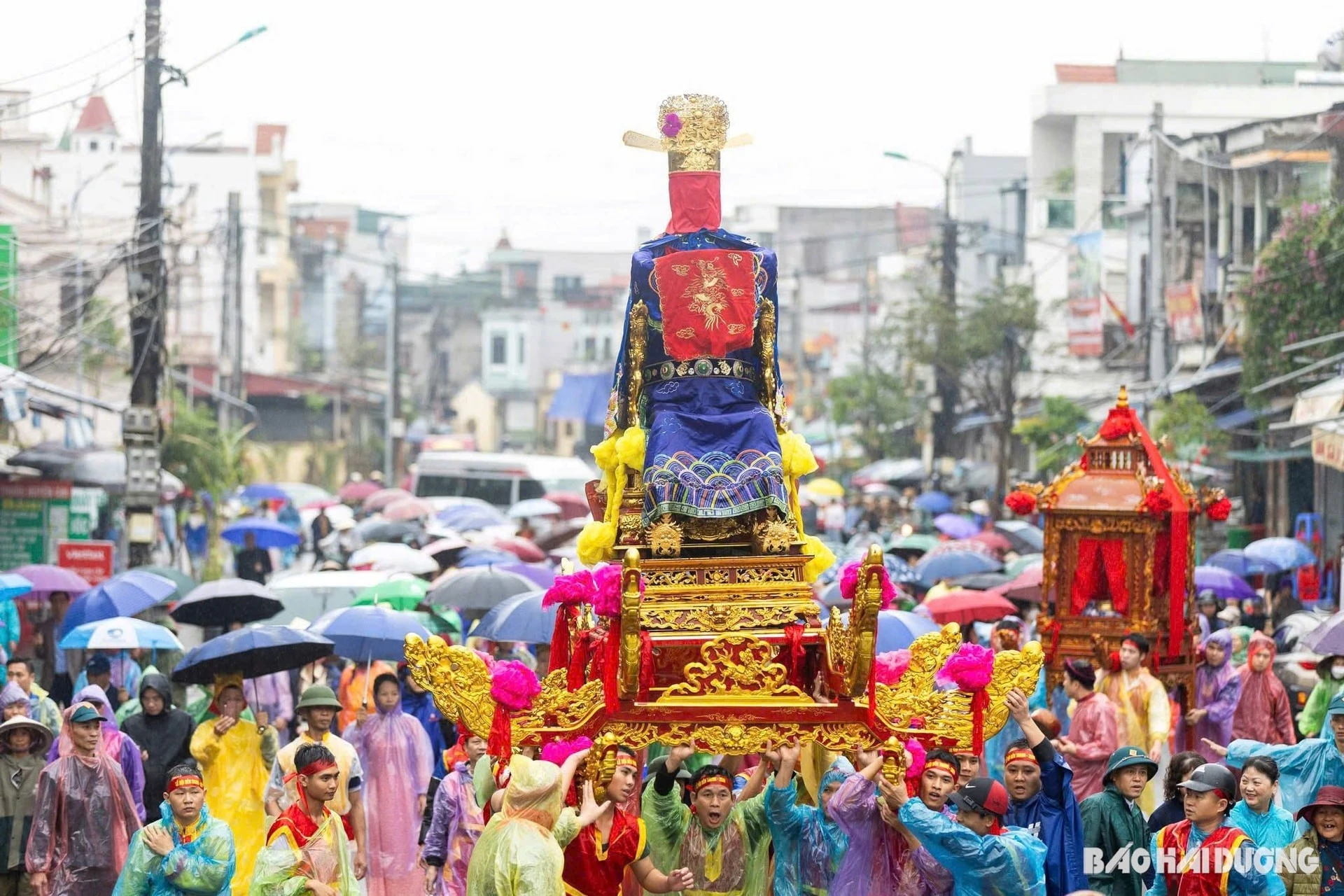 Lễ hội đền Tranh thu hút đông đảo du khách thập phương.