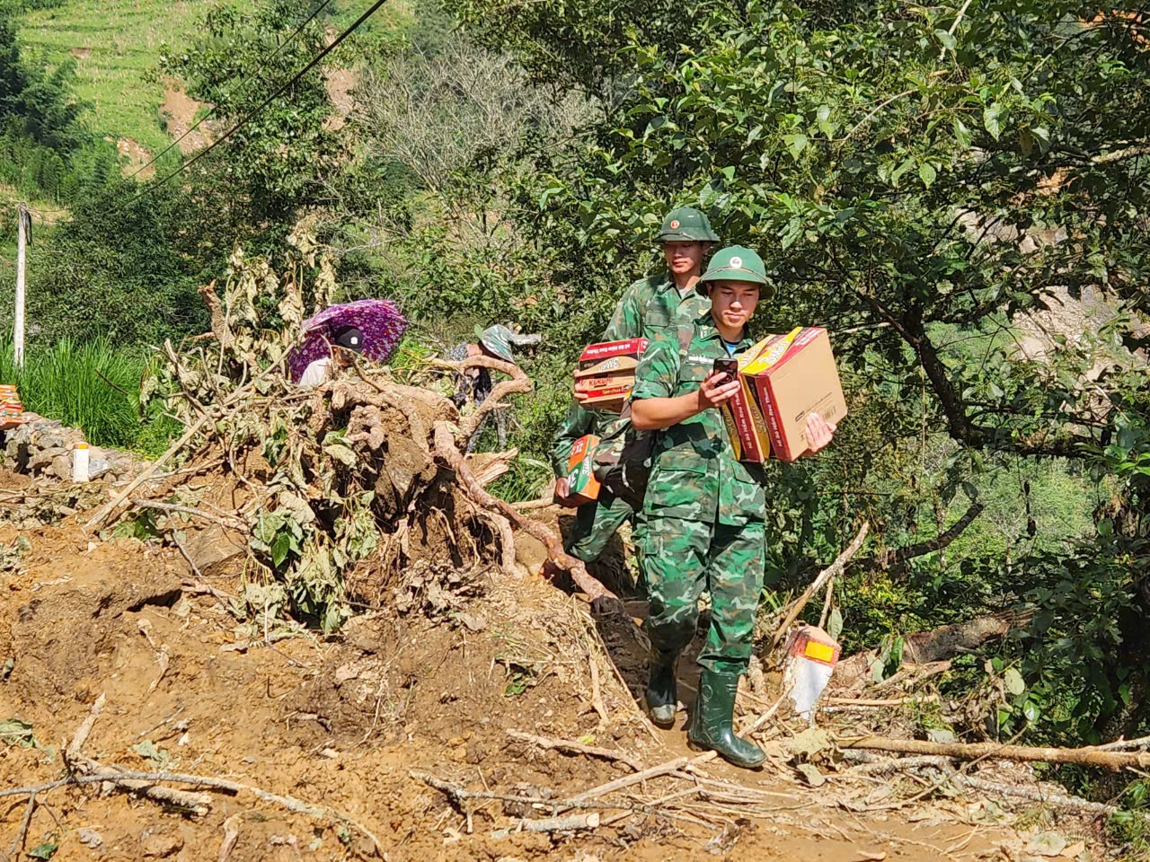 Chuyển hàng cứu trợ cho bà con xã A Lù.jpg