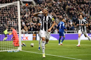 Mưa bàn thắng của Newcastle tiễn Qarabag rời Champions League