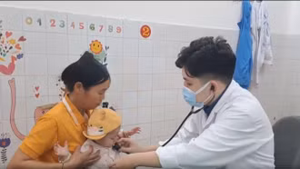 Bác sĩ nội trú từ Bệnh viện Đại học Y Hà Nội hỗ trợ tại Lào Cai