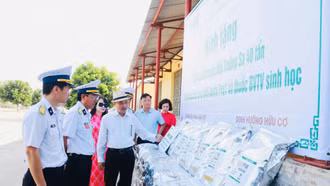 Tiếp nhận phân bón hỗ trợ Chương trình "Xanh hóa Trường Sa"