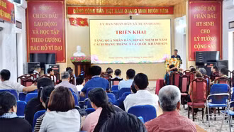 Người dân xã Xuân Quang và Bảo Yên phấn khởi nhận quà dịp kỷ niệm 80 năm Cách mạng Tháng Tám và Quốc khánh 2/9