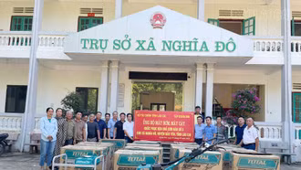 Hỗ trợ thiết bị, máy nông nghiệp cho xã Nghĩa Đô khôi phục sản xuất