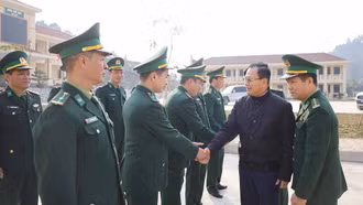 Đồng chí Hoàng Quốc Khánh, Phó Chủ tịch Thường trực UBND tỉnh thăm, tặng quà các đồn biên phòng tại Mường Khương