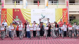 Lào Cai: Trao 24 xe đạp, bàn giao thiết bị hỗ trợ học sinh Xuân Tầm