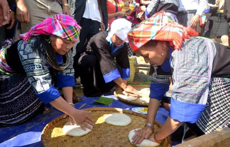 Hội thi giã bánh dày của người Mông Mù Cang Chải | Báo Lào Cai điện tử