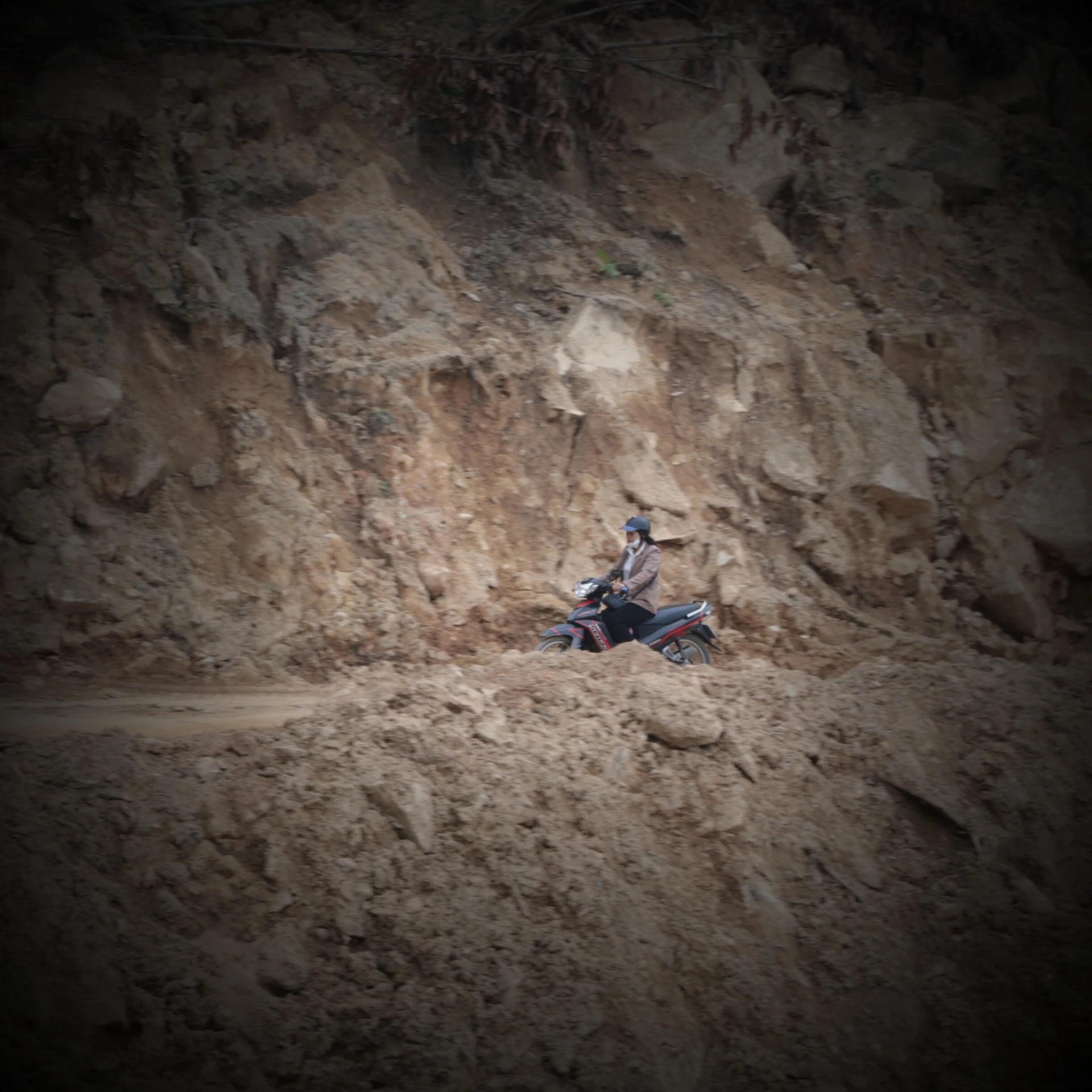 2 tháng sau mưa lũ, đường về thôn Nậm Tông vẫn còn lắm gian nan.