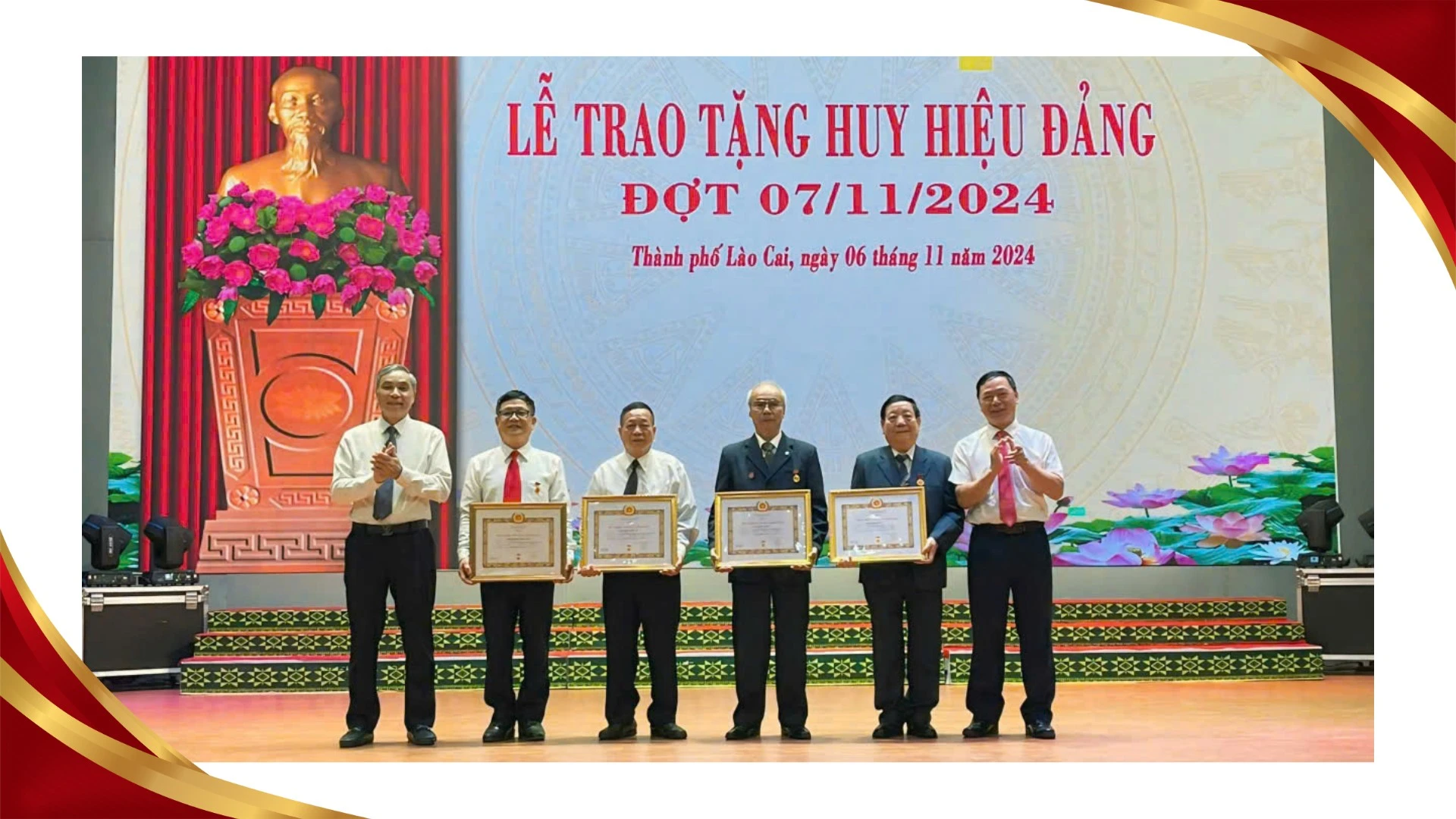 Lãnh đạo thành phố trao huy hiệu Đảng cho các đảng viên.