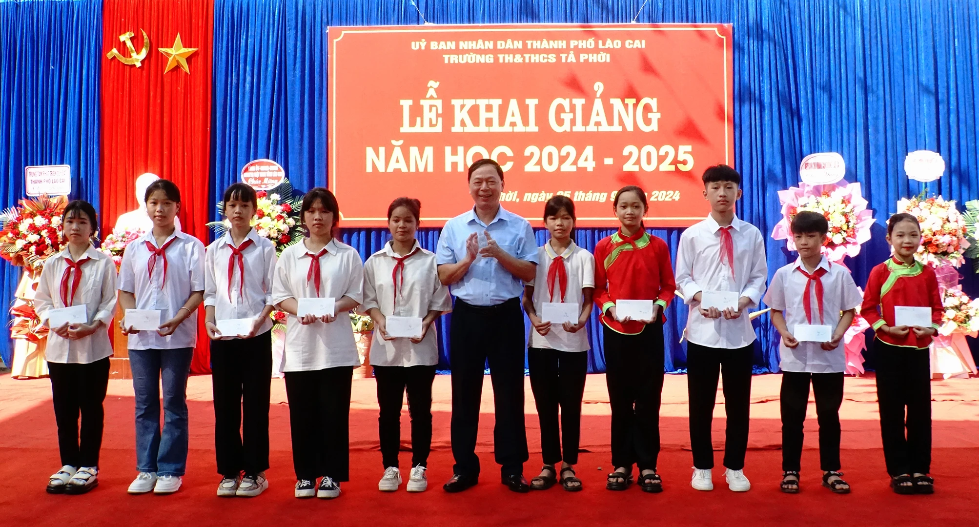 Đồng chí Đỗ Trường Sơn tặng quà học sinh có hoàn cảnh khó khăn.