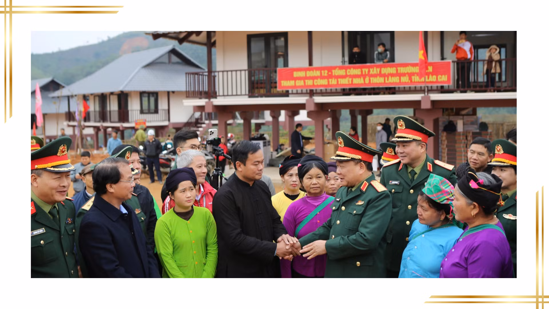 Lãnh đạo Bộ Quốc phòng và lãnh đạo tỉnh Lào Cai thăm hỏi, động viên người dân thôn Làng Nủ tại khu tái định cư mới.