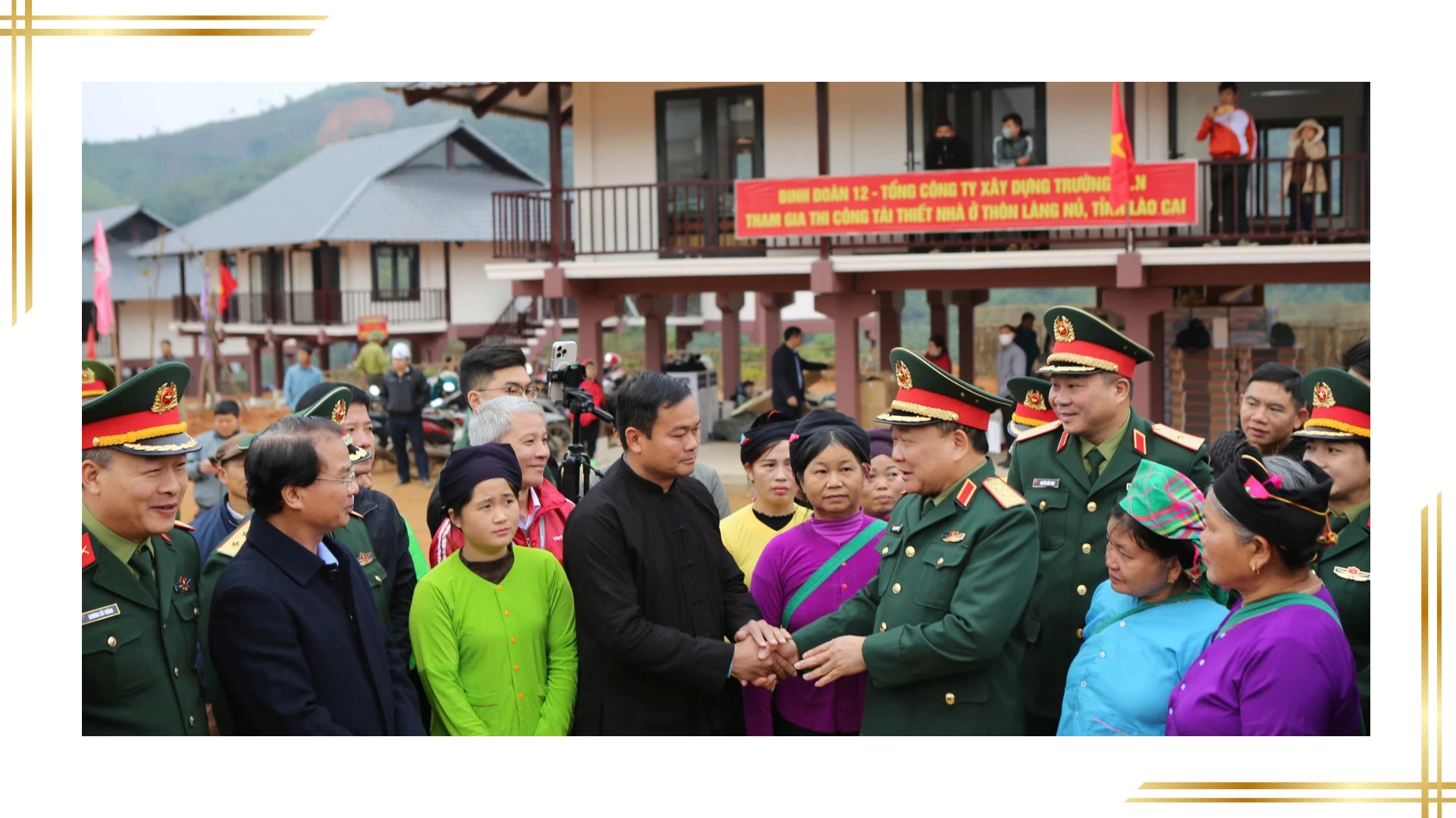 Lãnh đạo Bộ Quốc phòng và lãnh đạo tỉnh Lào Cai thăm hỏi, động viên người dân thôn Làng Nủ tại khu tái định cư mới.