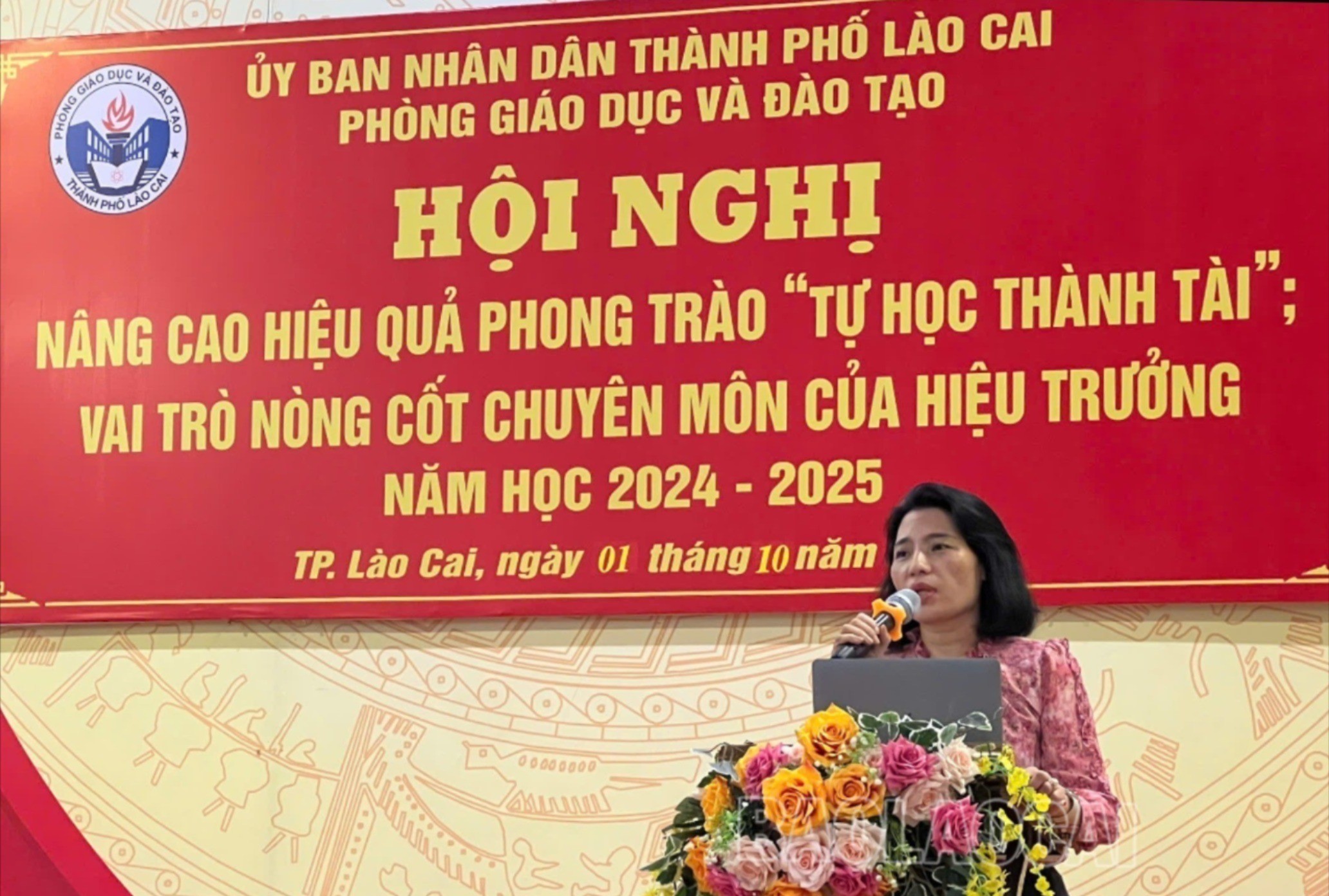 Bà Trần Thị Thùy Dung, Trưởng Phòng Giáo dục và Đào tạo thành phố phát biểu khai mạc hội nghị. z5886150989893_f1d365c0299fd6df8f42749fdc6cd3a4.jpg