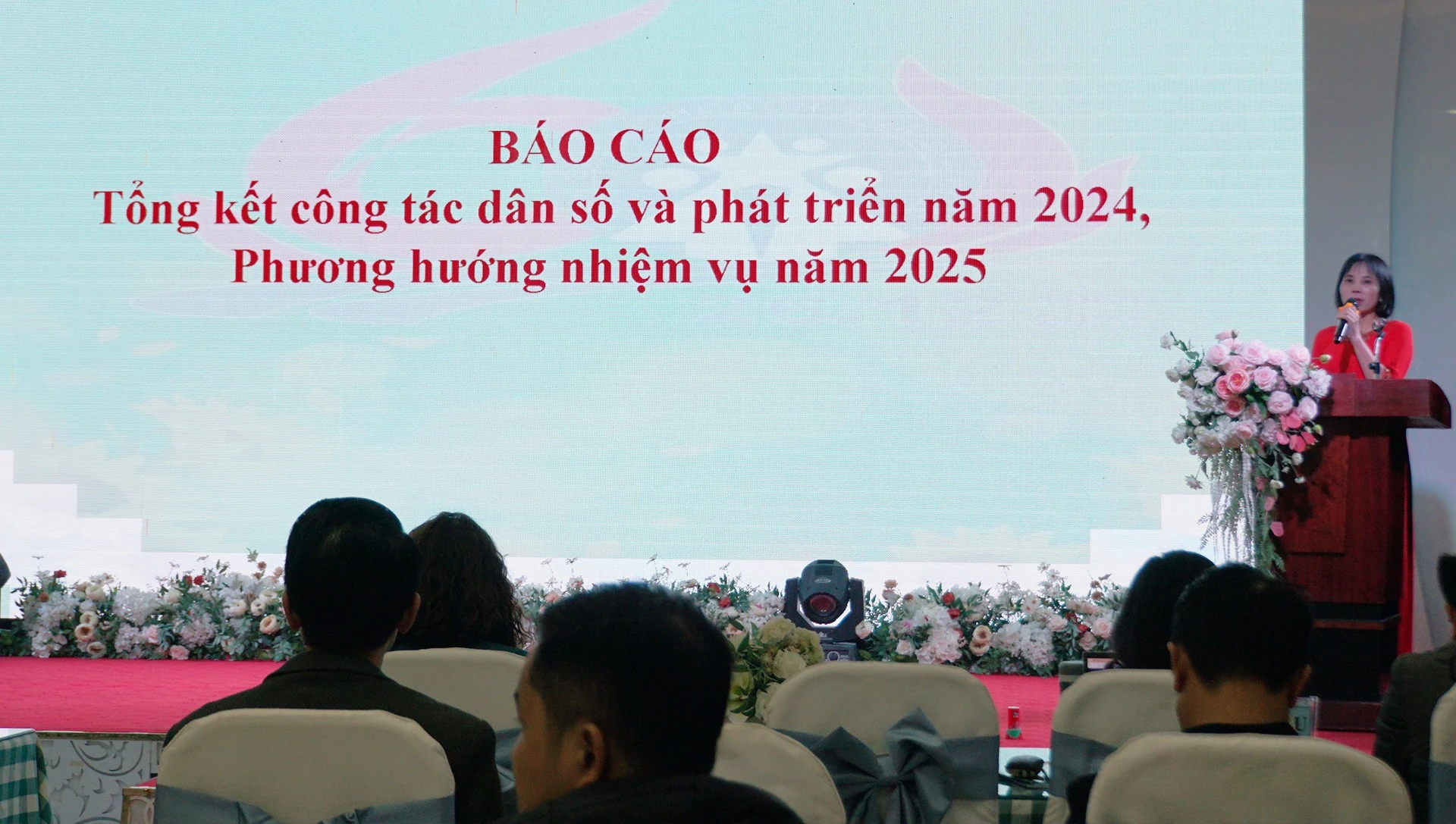 Báo cáo viên báo cáo kết quả công tác dân số và phát triển năm 2024; phương hướng, nhiệm vụ năm 2025.