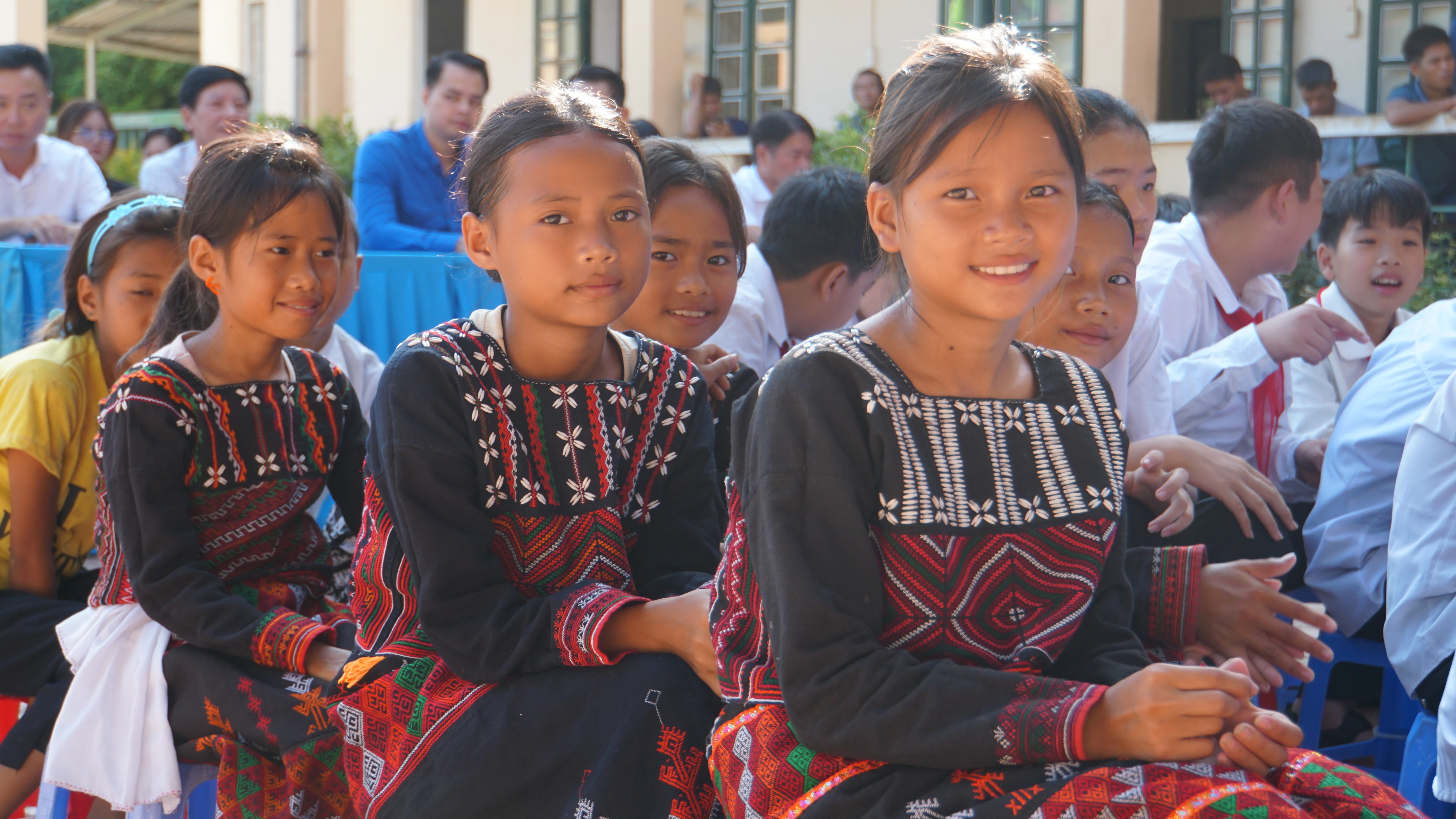 Niềm vui đến trường của các em học sinh dân tộc thiểu số.