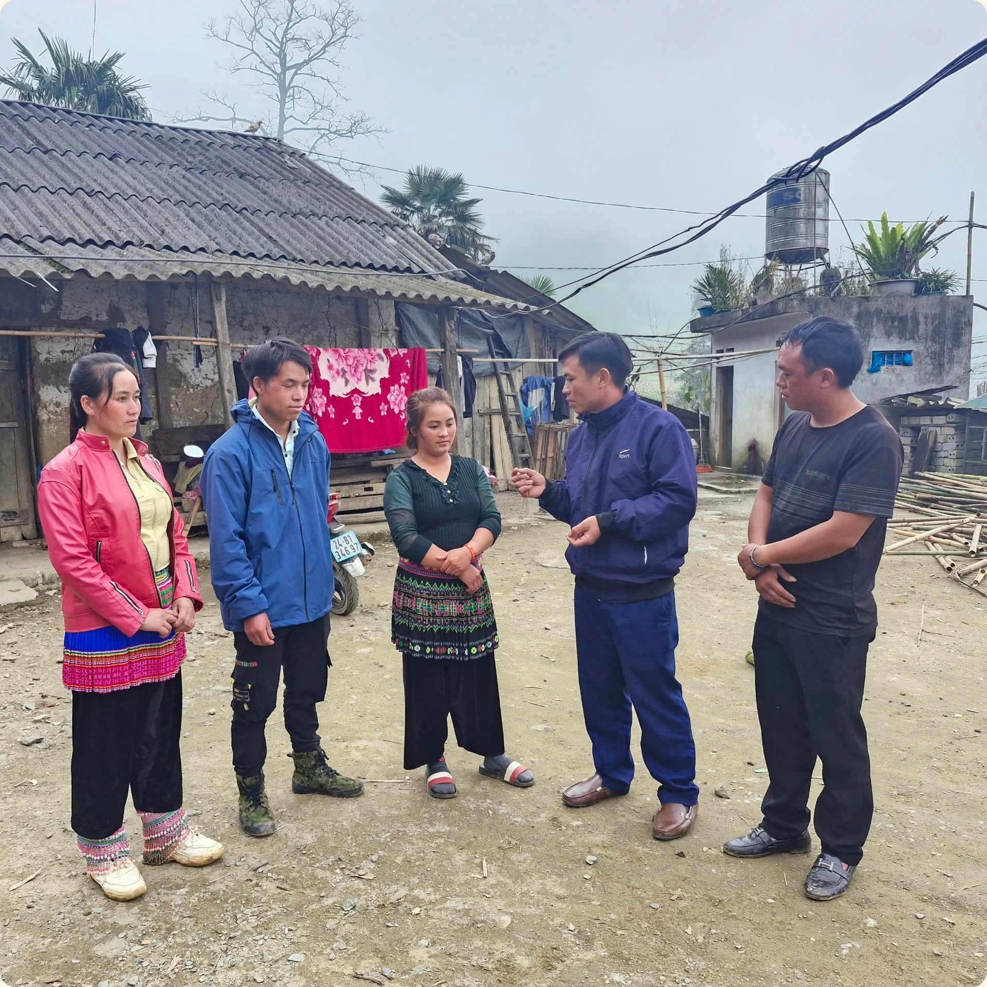 Ông Sùng A Siềng gặp gỡ, ghi nhận ý kiến của cử tri và Nhân dân sau hoàn lưu bão số 3 (Yagi).