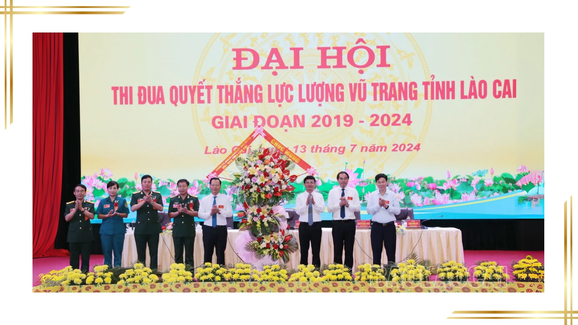 Thường trực Tỉnh ủy tặng hoa chúc mừng Đại hội Thi đua Quyết thắng lực lượng vũ trang năm 2024.